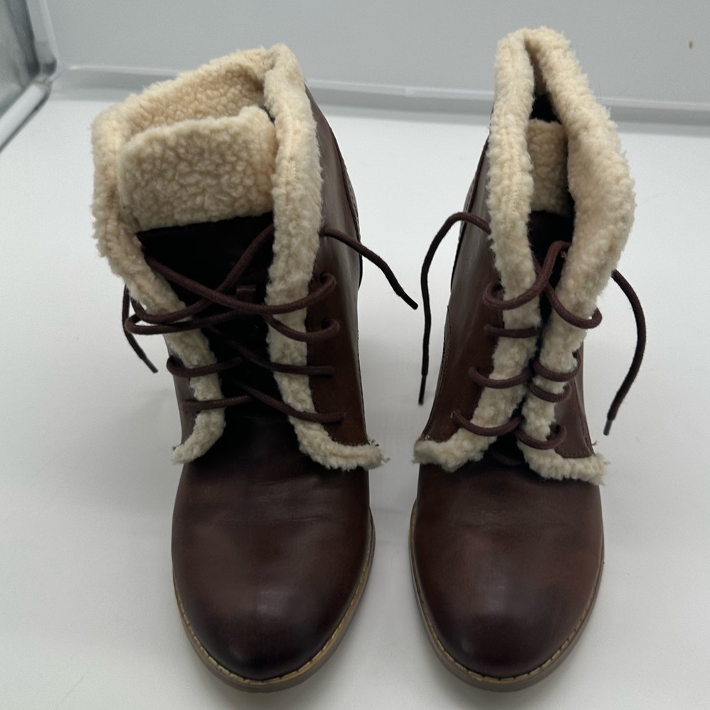 EUC Womens Restricted Short Ankle  Boots Heels Brown Cream " Fur" 7.5 7 1/2